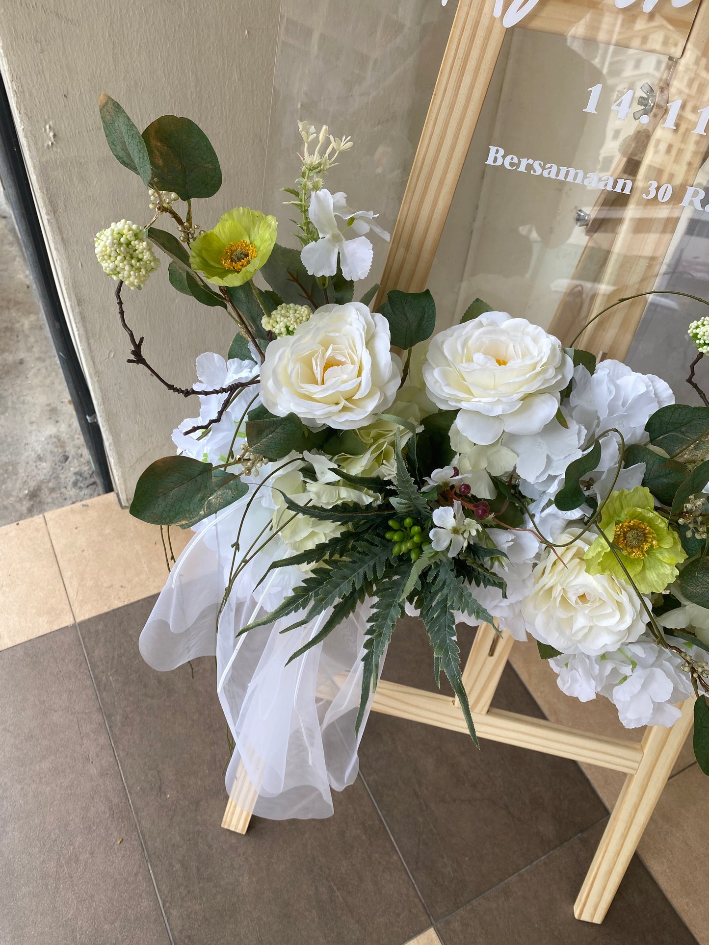 Trendy Acrylic Opening Stand 020 (RM 400.00)