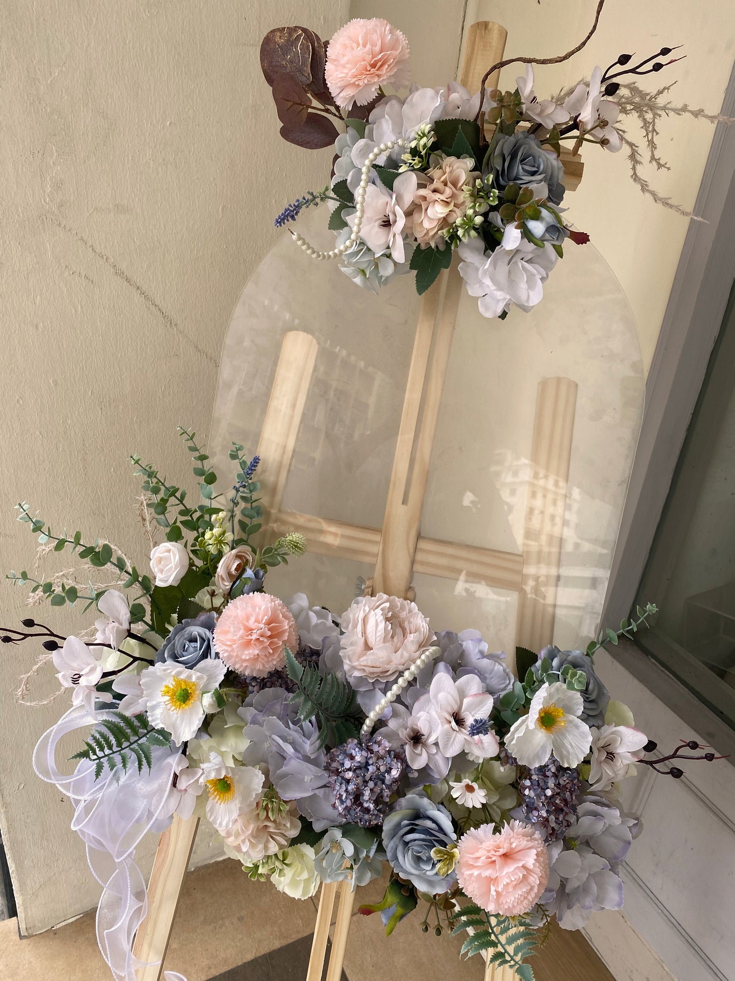 Trendy Acrylic Opening Stand 030 (RM 350.00)